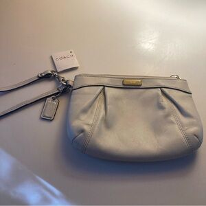 Coach Vintage Ivory Cream Leather Wristlet Enamel Logo Leather Hangtag